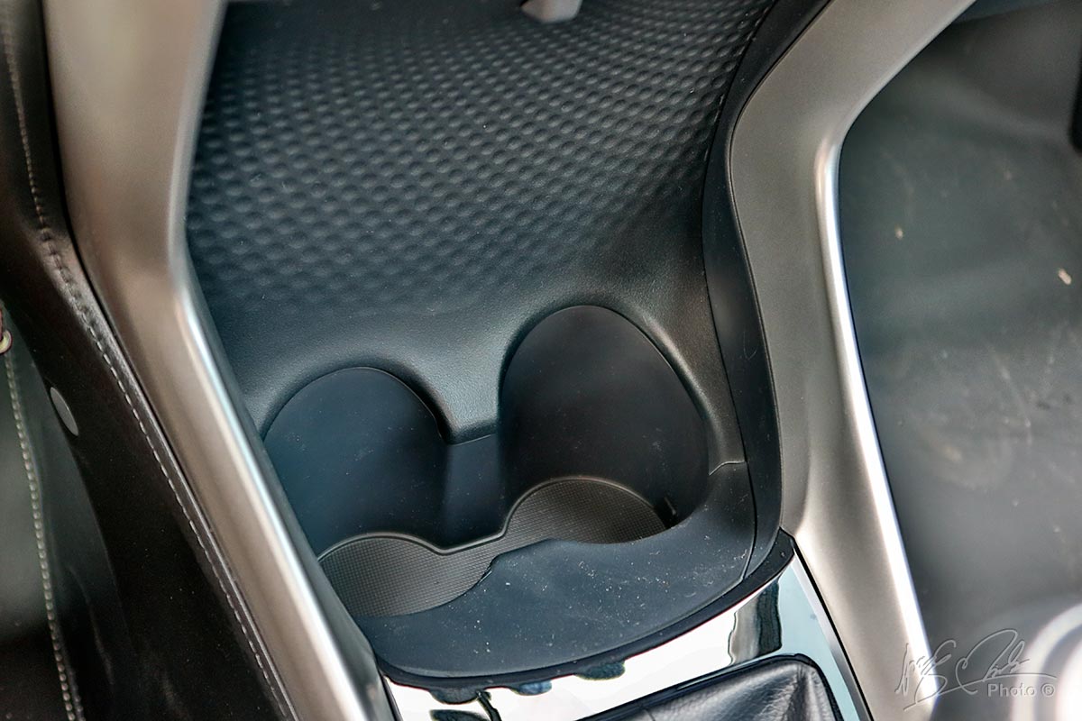 Đánh giá xe Toyota Vios 2020 phiên bản 1.5E MT: Hốc để cốc cho hàng ghế trước.