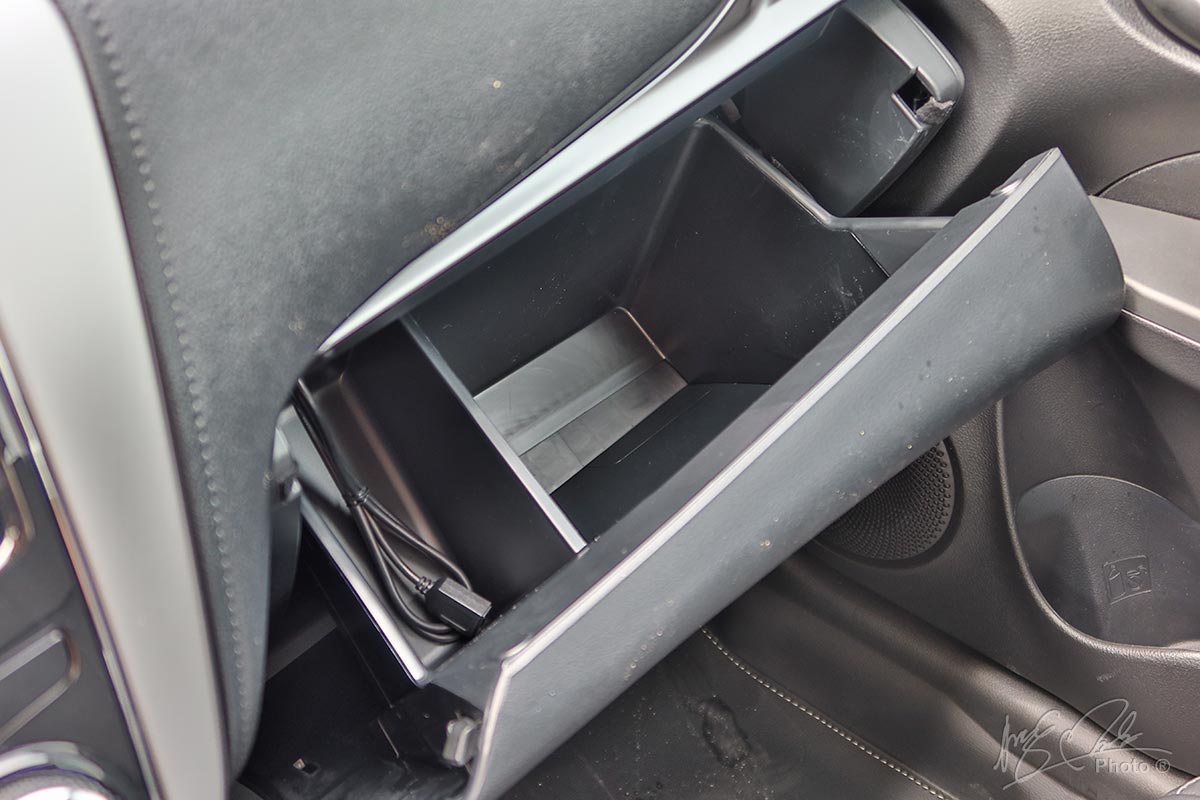 Đánh giá xe Toyota Vios 2020 phiên bản 1.5E MT: Ngăn chứa đồ bên ghế phụ được chia 2 thành khoang.