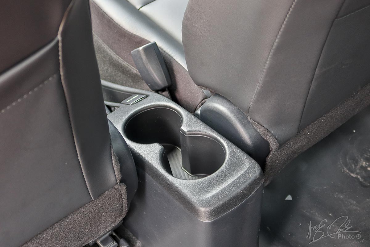 Toyota Vios 2020 phiên bản 1.5E MT: Bệ tỳ tay kiêm hốc để đồ đã bị thay thế.