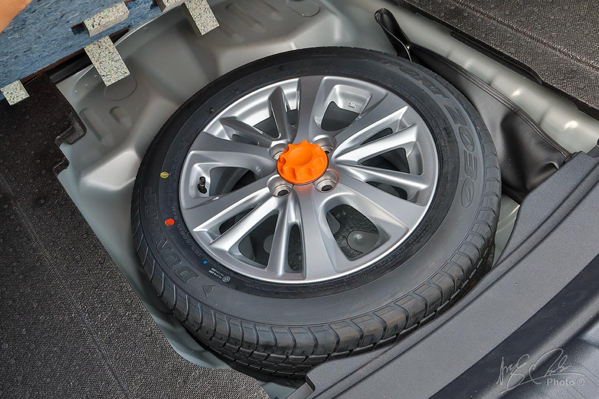 Đánh giá xe Toyota Vios 2020 phiên bản 1.5E MT: Lốp dự phòng nguyên kích thước.