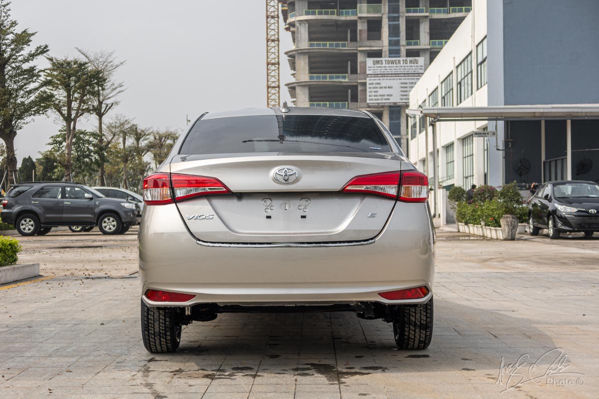 Đánh giá xe Toyota Vios 2020 phiên bản 1.5E MT: Thiết kế đuôi xe.