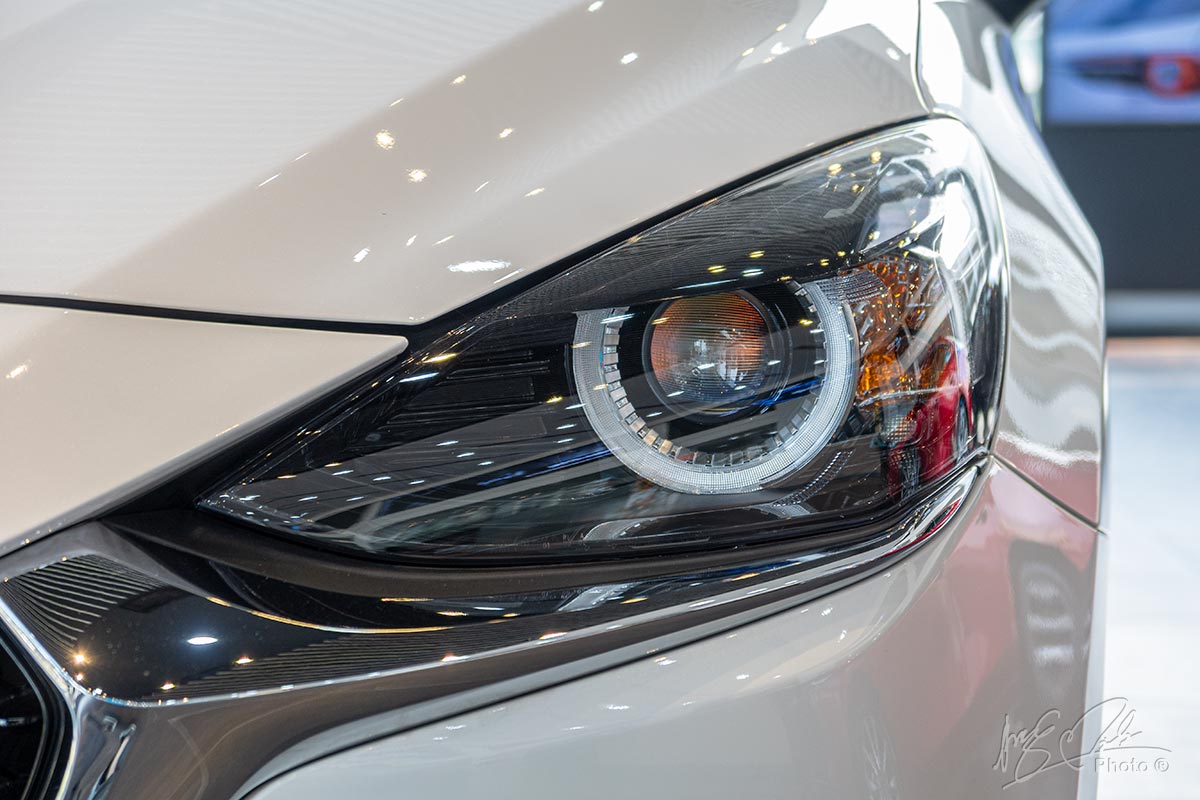 Cụm đèn pha LED trên phiên bản Deluxe và Luxury của Mazda 2 2020.
