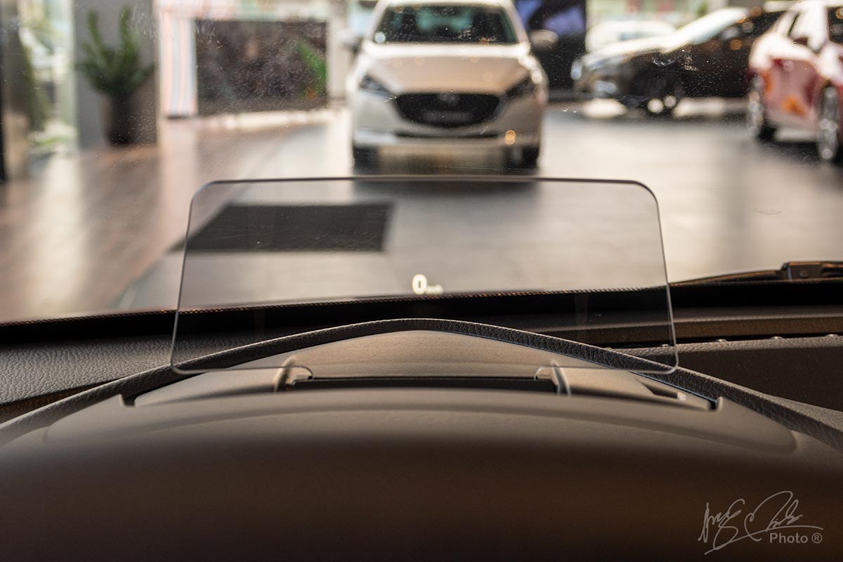 Hệ thống hiển thị thông tin kính lái HUD trên phiên bản cao cấp nhất của Mazda 2 2020.