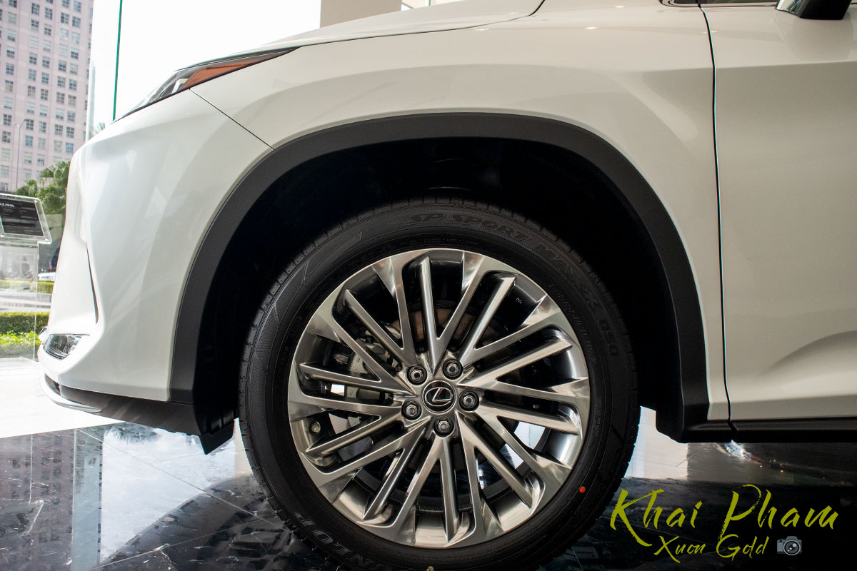 Ảnh chụp la-zăng xe Lexus RX 350L 2020