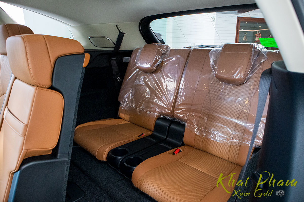 Ảnh chụp ghế sau cùng xe Lexus RX 350L 2020
