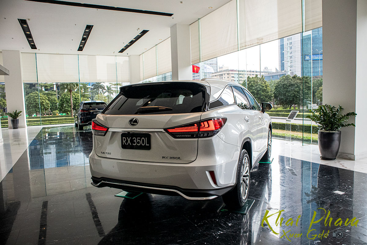 Ảnh chụp đuôi xe Lexus RX 350L 2020