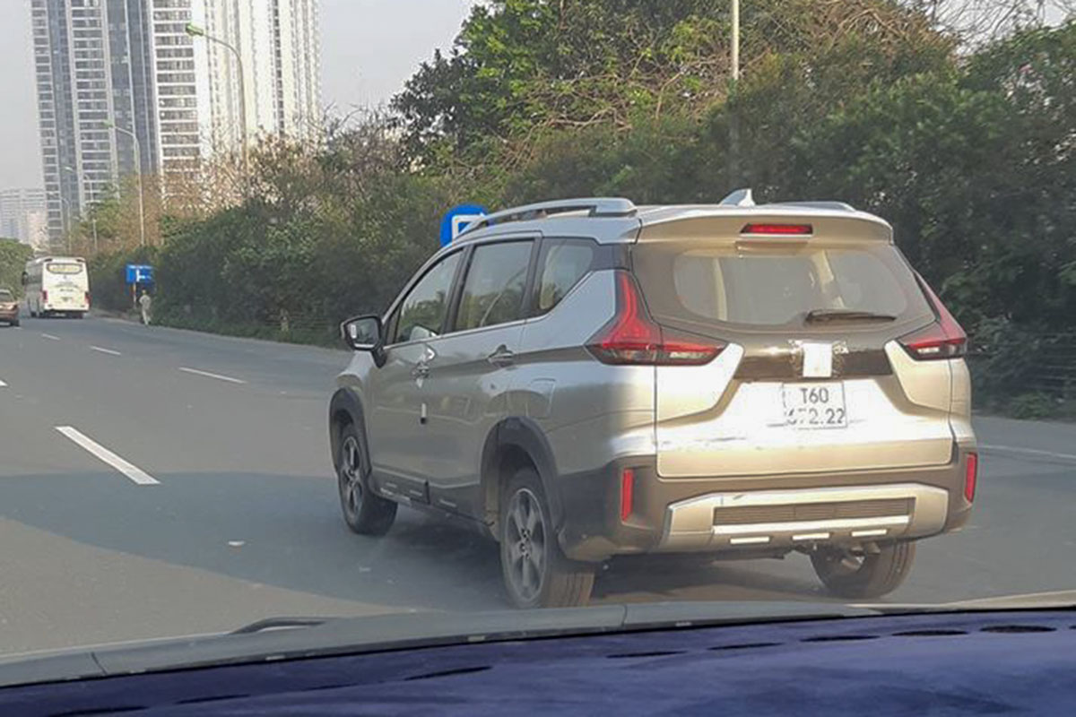 Chiếc Mitsubishi Xpander Cross bị chụp lại khi đang chạy thử nghiệm tại Việt Nam.