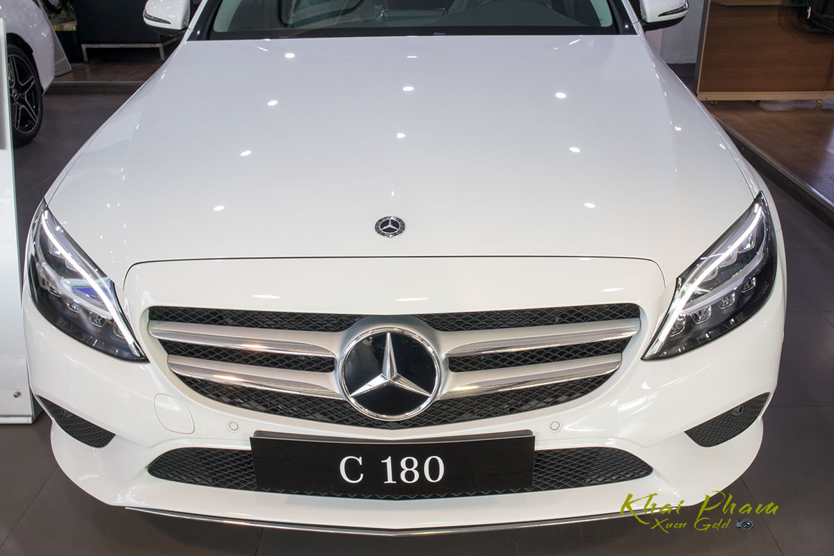 Ảnh chụp lưới tản nhiệt xe Mercedes-Benz C 180 2020