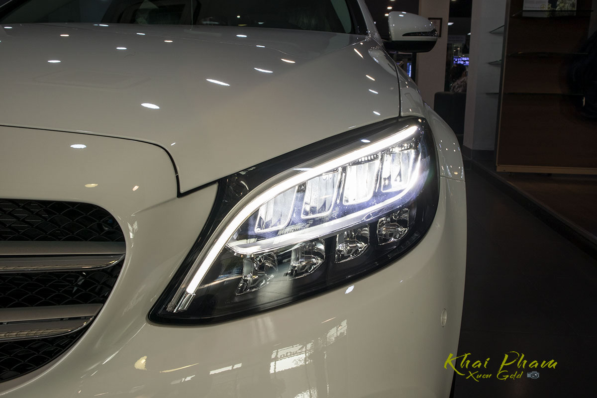 Ảnh chụp đèn pha xe Mercedes-Benz C 180 2020
