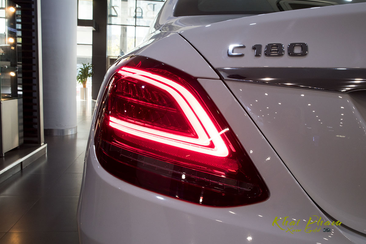 Ảnh chi tiết xe Mercedes-Benz C 180 2020 vừa cập bến đại lý 15 Ảnh chụp đèn hậu xe Mercedes-Benz C 180 2020