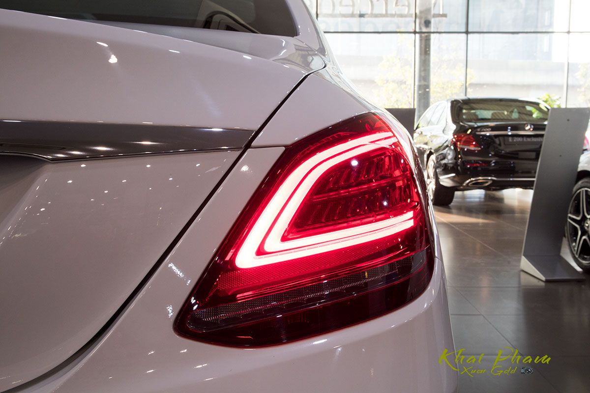 Ảnh chi tiết xe Mercedes-Benz C 180 2020 vừa cập bến đại lý 16 Ảnh chụp đèn hậu xe Mercedes-Benz C 180 2020 1