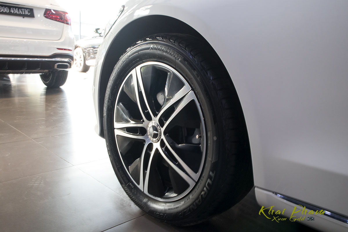 Ảnh chi tiết xe Mercedes-Benz C 180 2020 vừa cập bến đại lý 11 Ảnh chụp la-zăng xe Mercedes-Benz C 180 2020 1