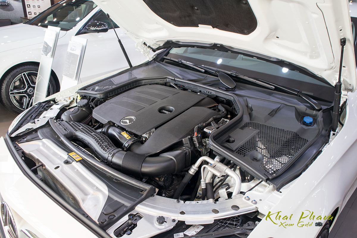 Ảnh chụp động cơ xe Mercedes-Benz C 180 2020