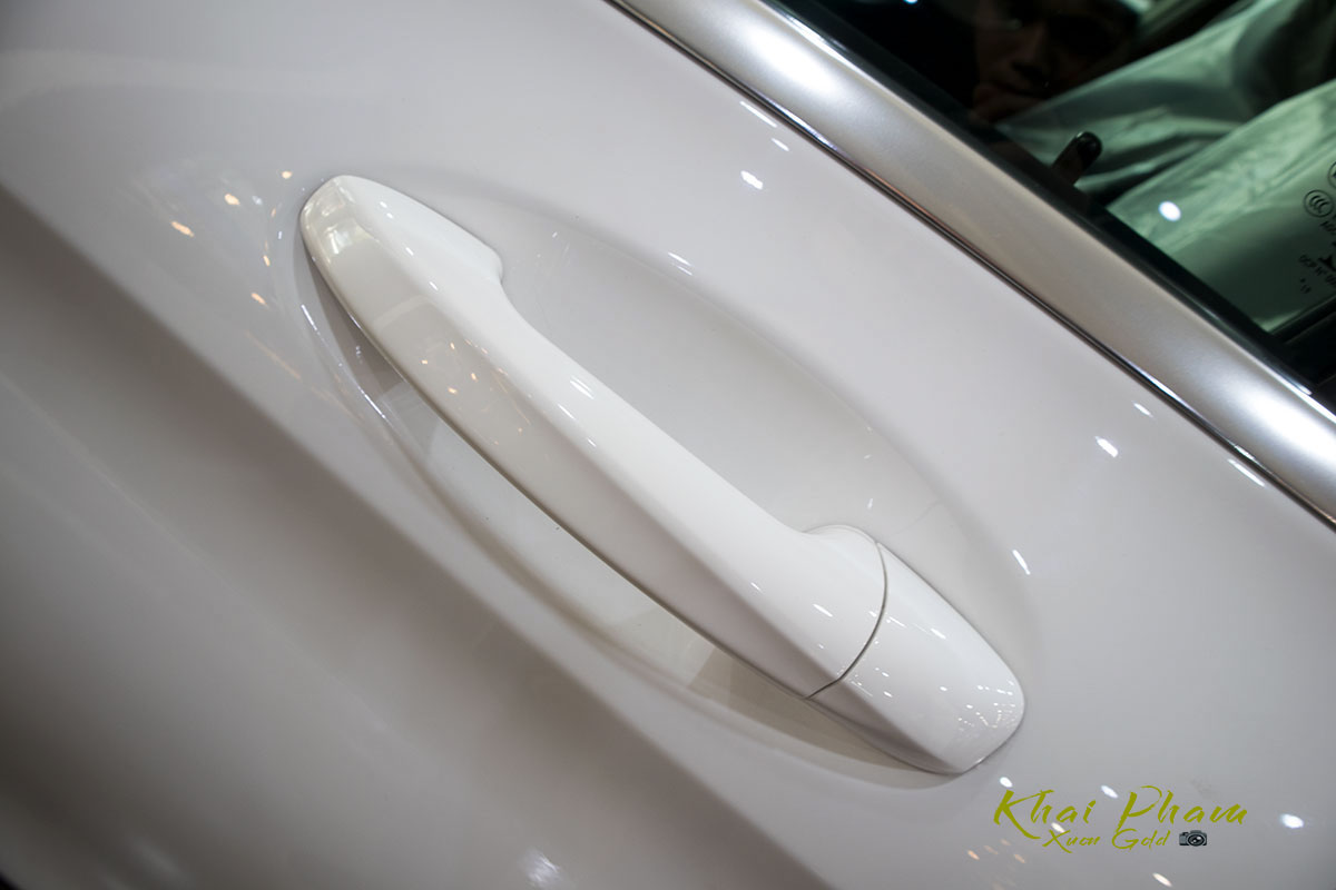 Ảnh chi tiết xe Mercedes-Benz C 180 2020 vừa cập bến đại lý 12 Ảnh chụp tay nắm cửa xe Mercedes-Benz C 180 2020