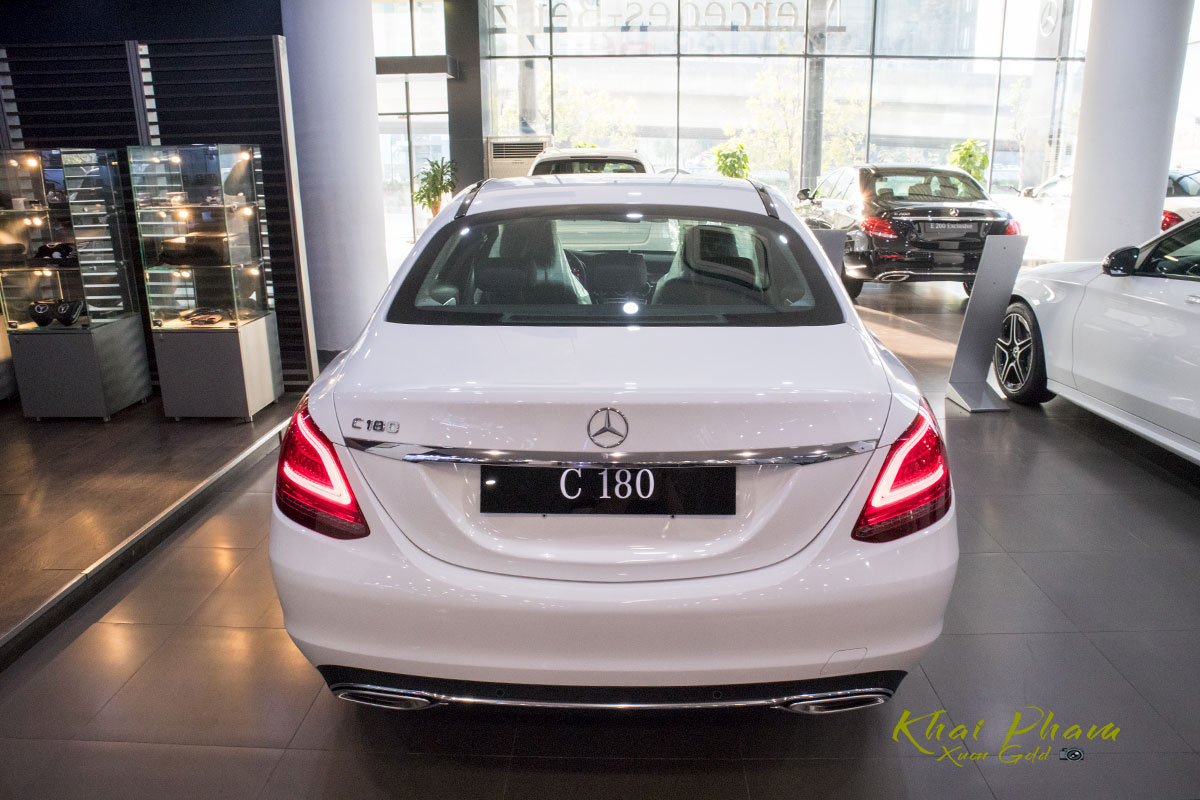 Ảnh chi tiết xe Mercedes-Benz C 180 2020 vừa cập bến đại lý 14 Ảnh chụp đuôi xe Mercedes-Benz C 180 2020