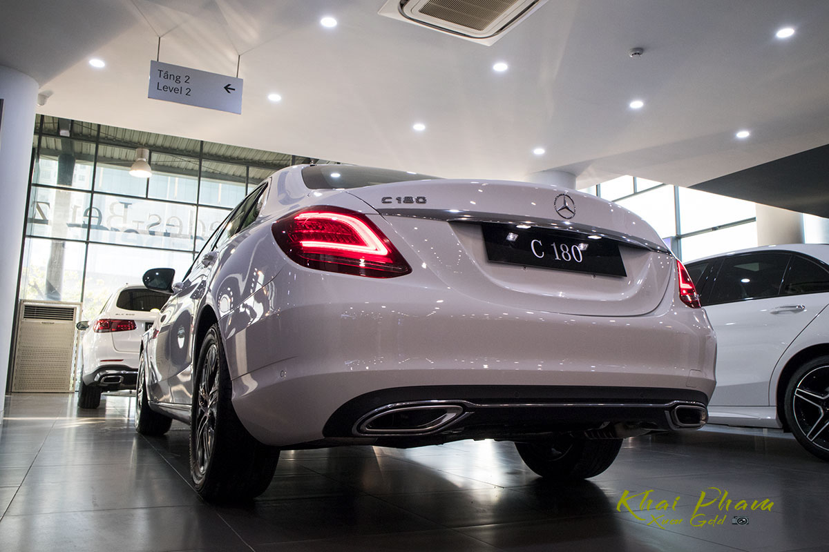 Ảnh chụp đuôi xe Mercedes-Benz C 180 2020
