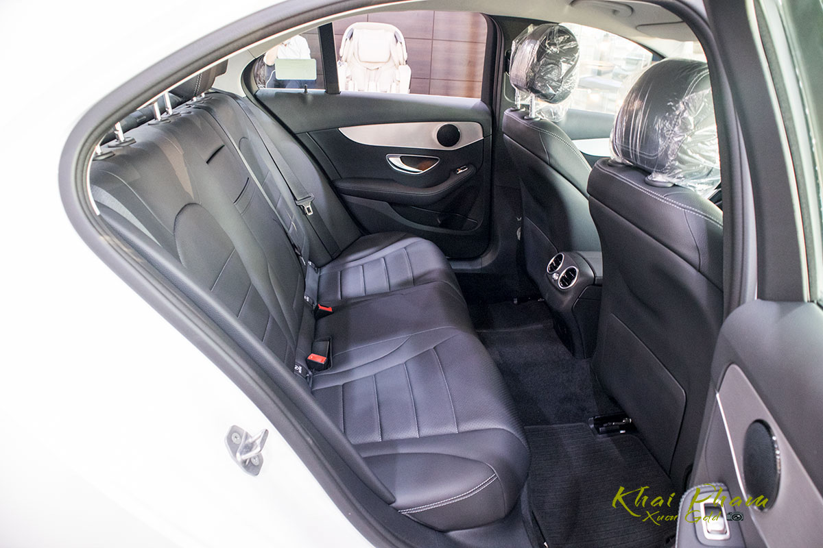 Ảnh chụp ghế sau xe Mercedes-Benz C 180 2020