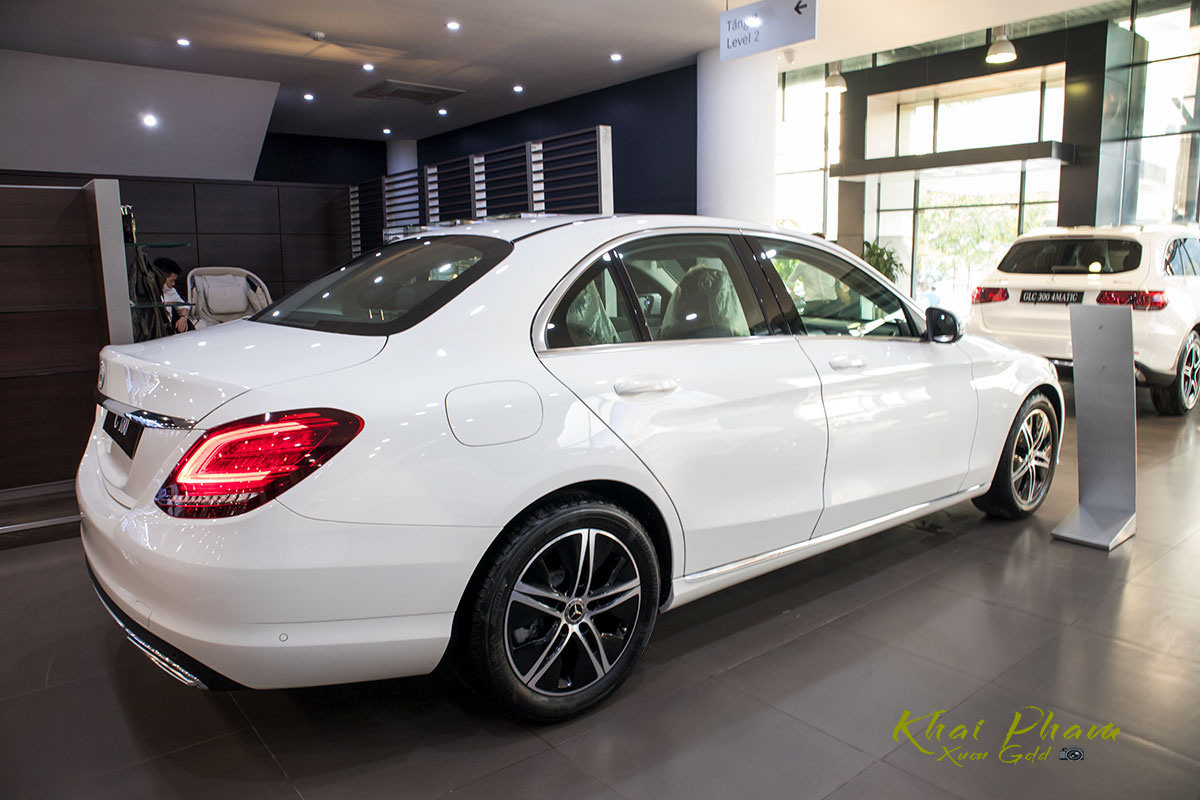 Ảnh chi tiết xe Mercedes-Benz C 180 2020 vừa cập bến đại lý 10 Ảnh chụp thân xe Mercedes-Benz C 180 2020 1