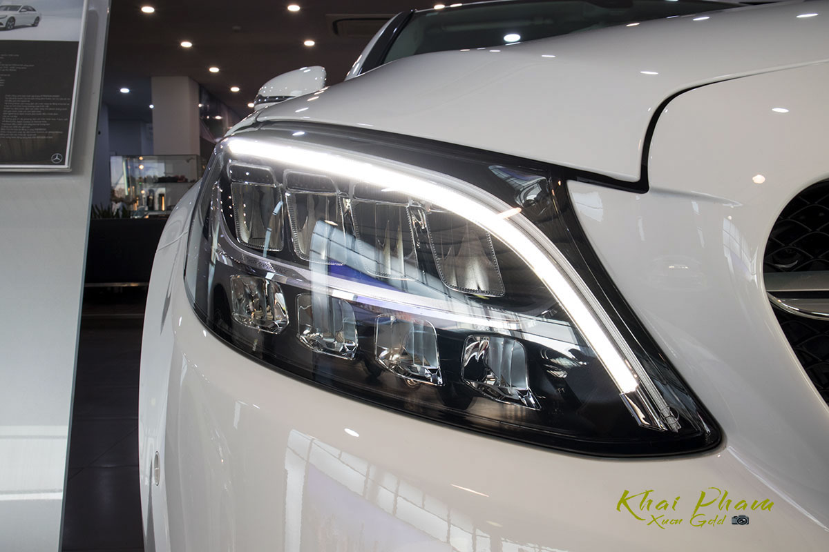 Ảnh chi tiết xe Mercedes-Benz C 180 2020 vừa cập bến đại lý 6 Ảnh chụp đèn pha xe Mercedes-Benz C 180 2020