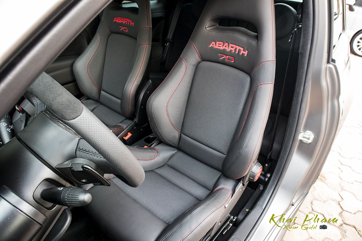 Ảnh chụp ghế trước xe Fiat 500 595 Abarth Esseesse 2020 đầu tiên về Việt Nam 