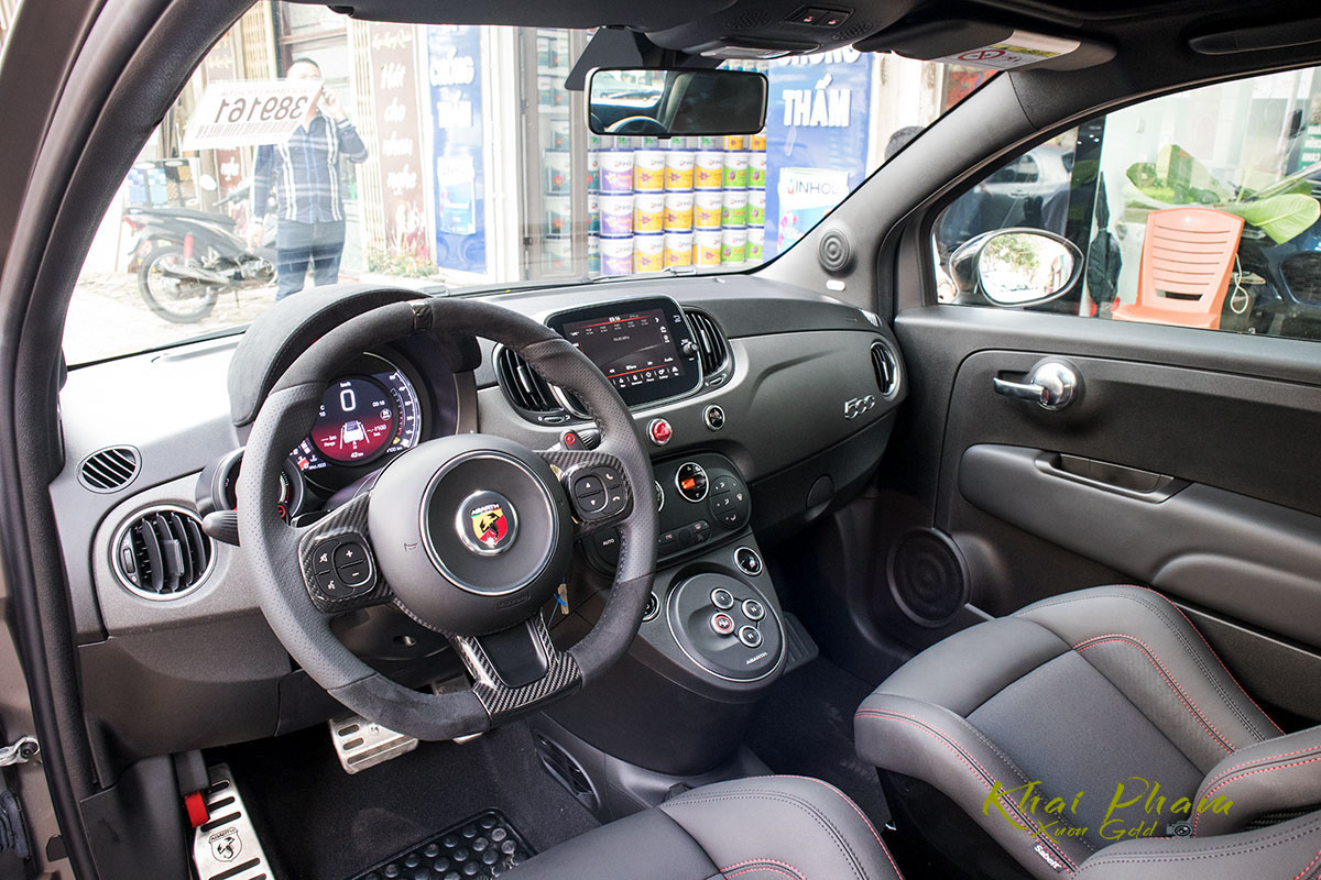 Ảnh chụp nội thất xe Fiat 500 595 Abarth Esseesse 2020 đầu tiên về Việt Nam 