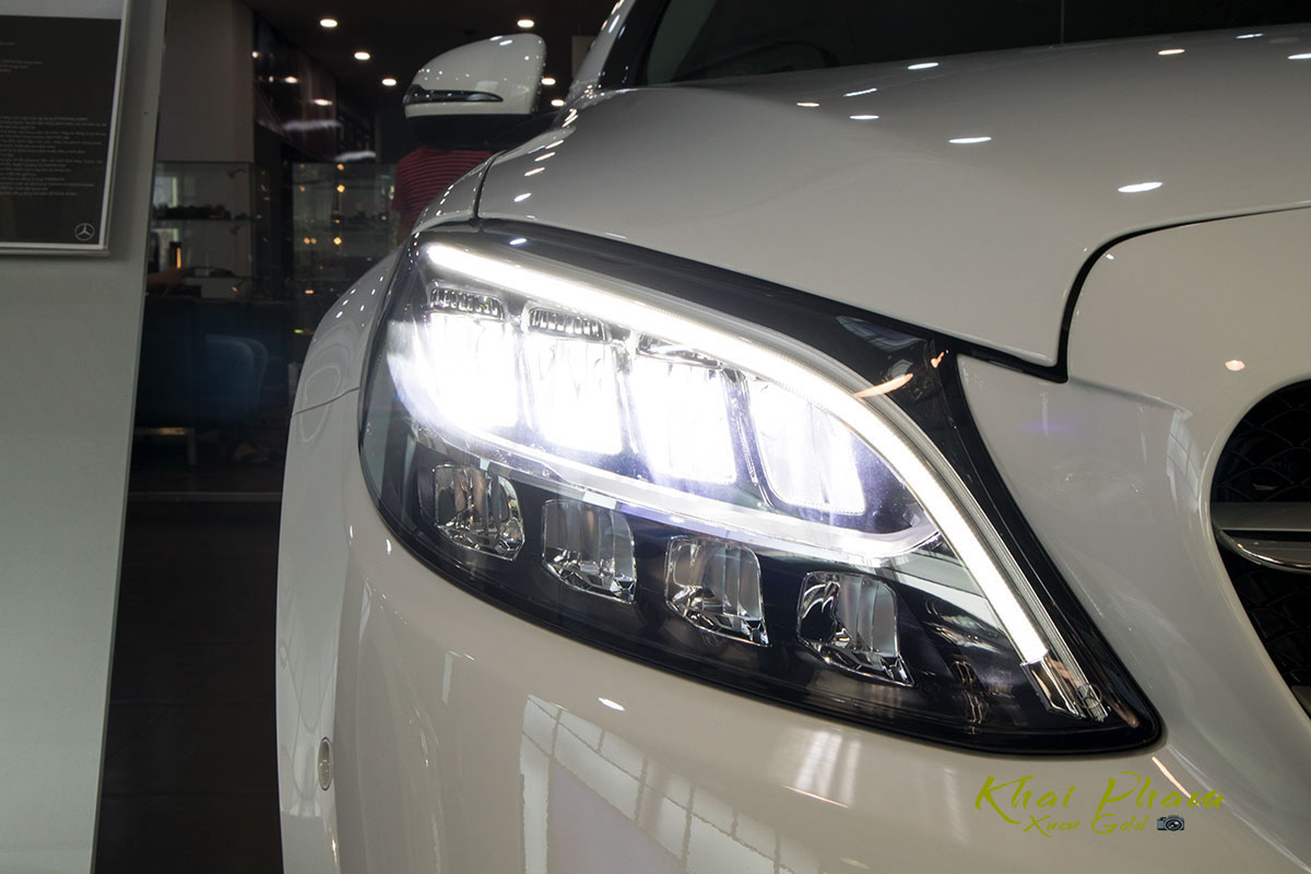 Ảnh chi tiết xe Mercedes-Benz C 180 2020 vừa cập bến đại lý 8 Ảnh chụp đèn pha sáng xe Mercedes-Benz C 180 2020