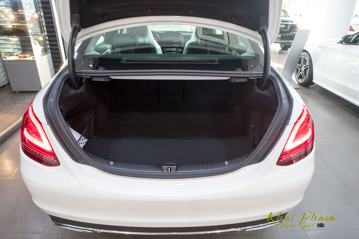 Đánh giá xe Mercedes-Benz C 180 2020: Cốp sau Ảnh chụp cốp xe Mercedes-Benz C 180 2020 1