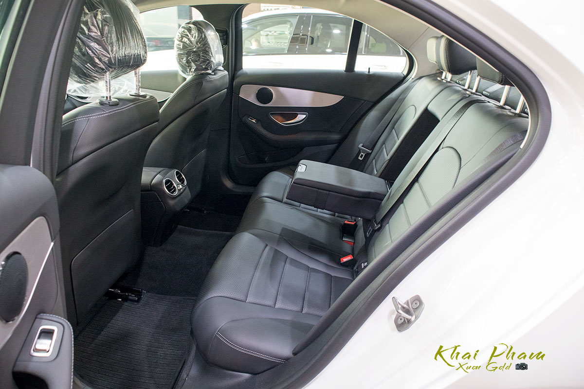 Ảnh chi tiết xe Mercedes-Benz C 180 2020 vừa cập bến đại lý 27 Ảnh chụp ghê sau xe Mercedes-Benz C 180 2020