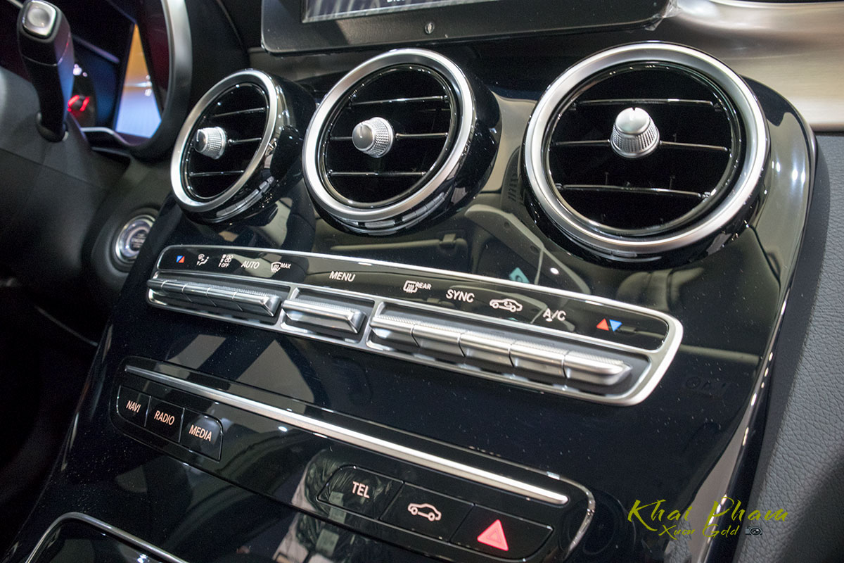 Ảnh chi tiết xe Mercedes-Benz C 180 2020 vừa cập bến đại lý 29 Ảnh chụp nút bấm điều hoà xe Mercedes-Benz C 180 2020