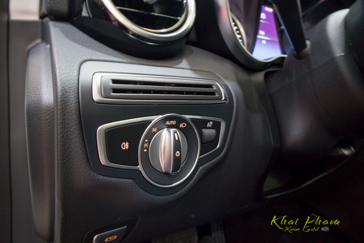 Ảnh chi tiết xe Mercedes-Benz C 180 2020 vừa cập bến đại lý 32 Ảnh chụp cụm đèn xe Mercedes-Benz C 180 2020 1