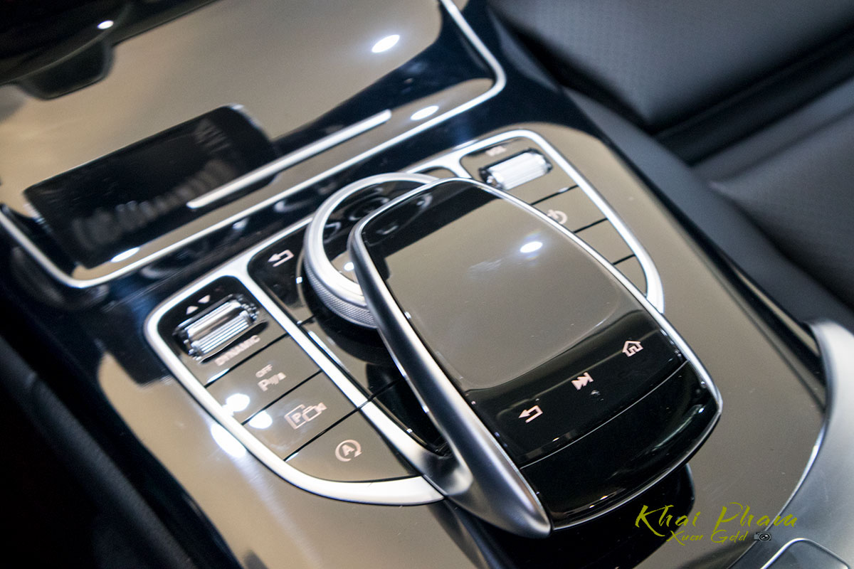 Ảnh chi tiết xe Mercedes-Benz C 180 2020 vừa cập bến đại lý 230 Ảnh chụp nút bấm bệ trung tâm xe Mercedes-Benz C 180 2020