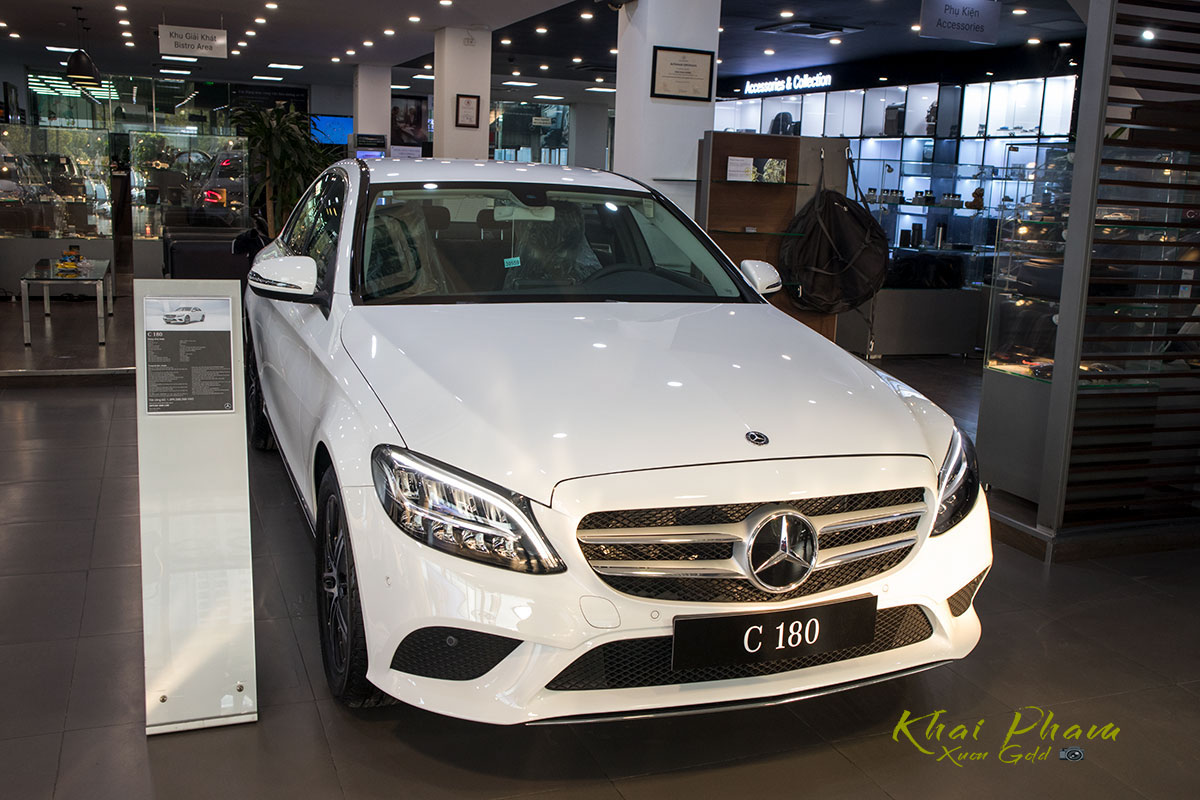 Ảnh chi tiết xe Mercedes-Benz C 180 2020 vừa cập bến đại lý 39 Ảnh chụp phía trước xe Mercedes-Benz C 180 2020 12