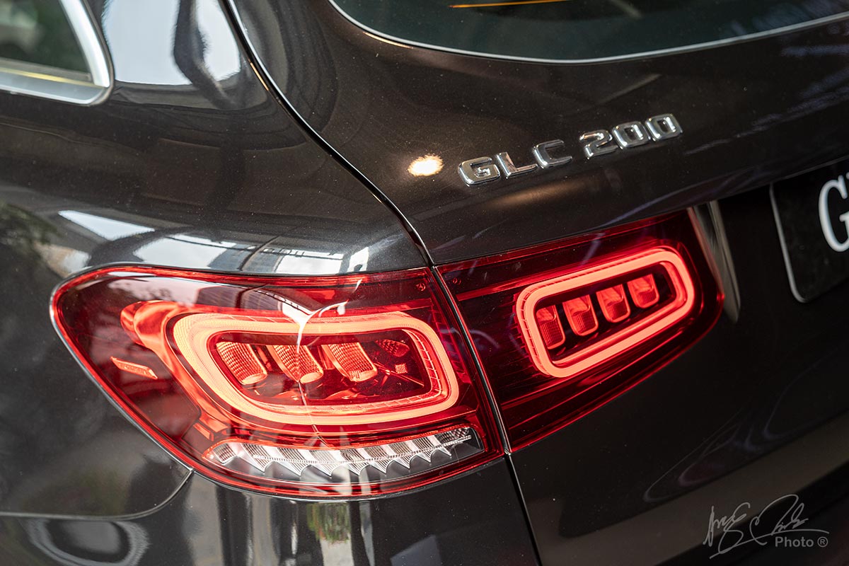 Đánh giá xe Mercedes-Benz GLC 200 2020: Cụm đèn hậu mới với đồ hoạ LED dạng hộp.