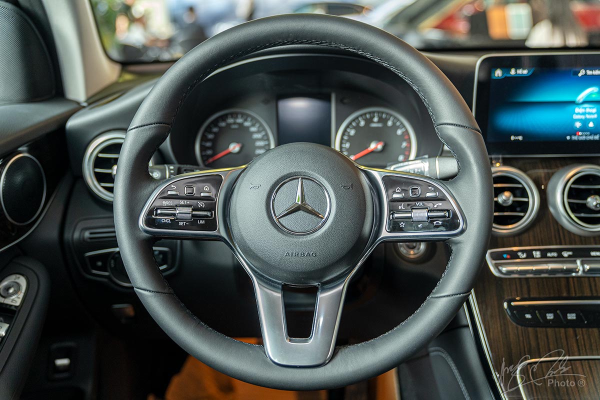 Đánh giá xe Mercedes-Benz GLC 200 2020: Vô lăng thiết kế mới.