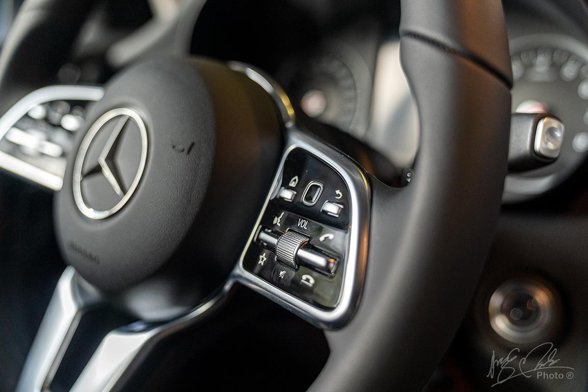Đánh giá xe Mercedes-Benz GLC 200 2020: Nút bấm cảm ứng trên vô-lăng.