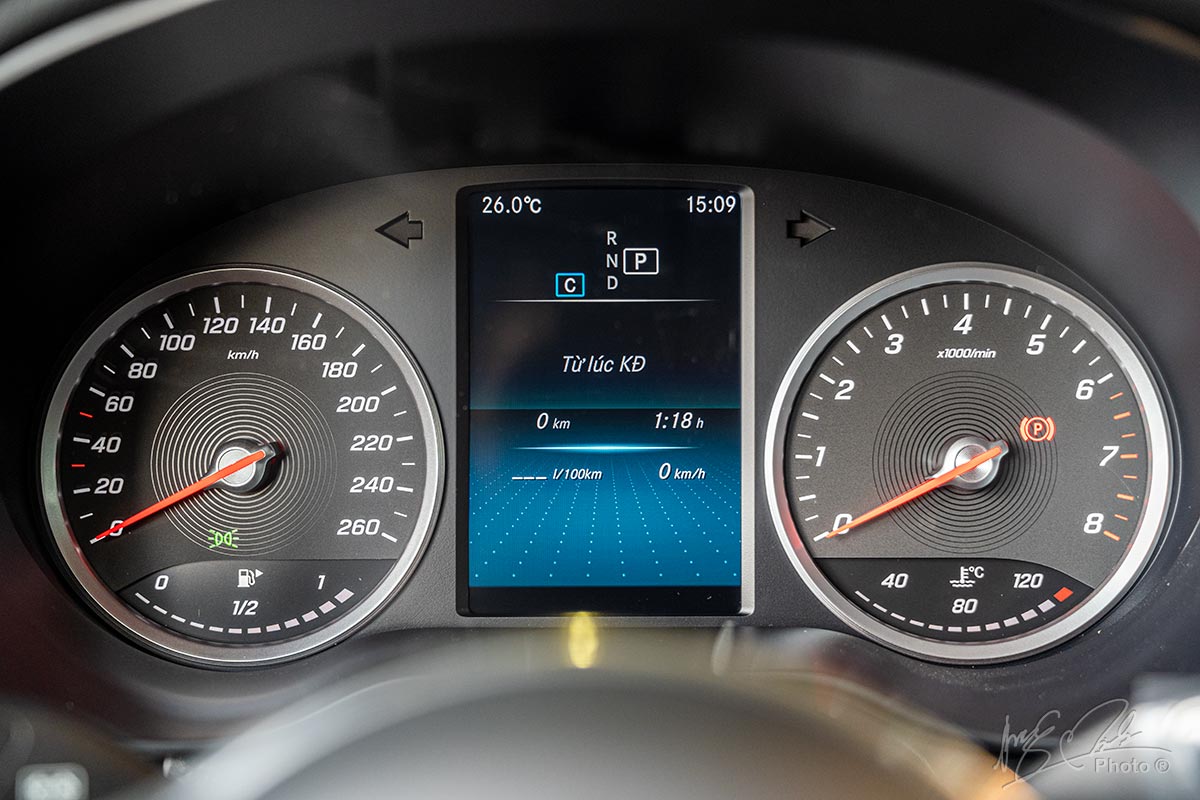Đánh giá xe Mercedes-Benz GLC 200 2020: Bảng đồng hồ analog kết hợp màn hình màu 5,5 inch.
