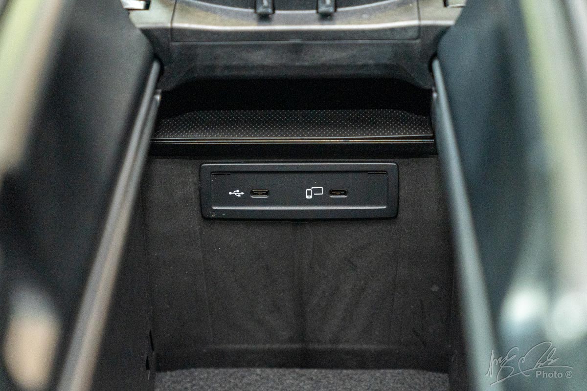 Đánh giá xe Mercedes-Benz GLC 200 2020: Cổng sạc Type C trong hốc đồ trung tâm.