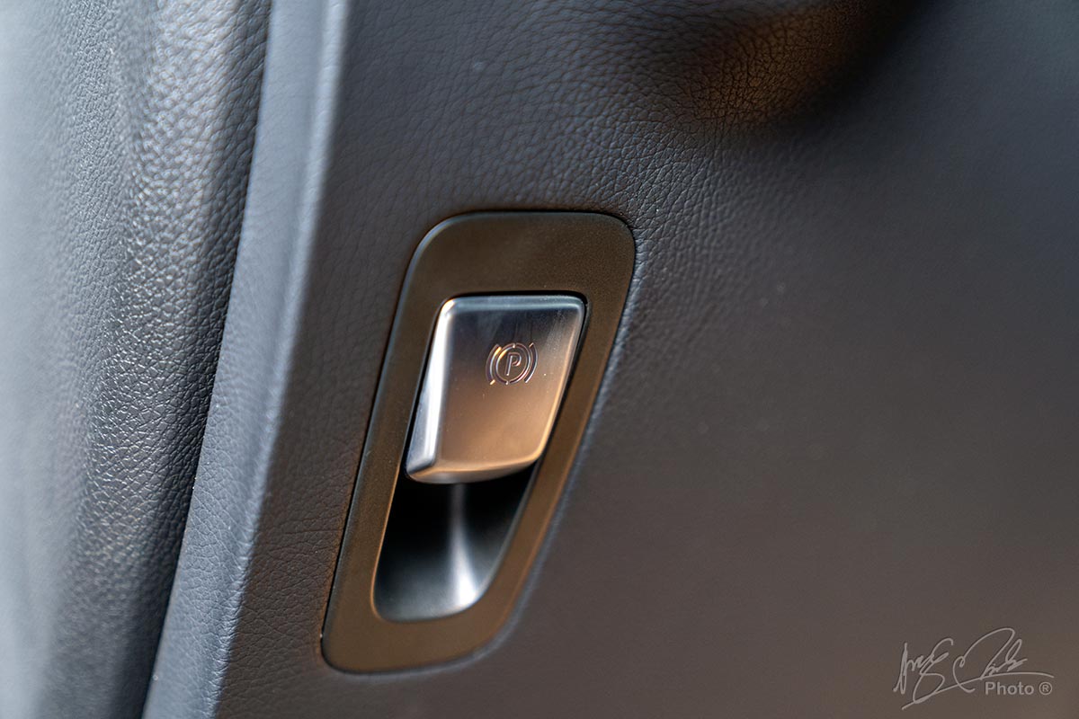 Đánh giá xe Mercedes-Benz GLC 200 2020: Hệ thống phanh tay điện tích kết hợp giữ phanh tự động.
