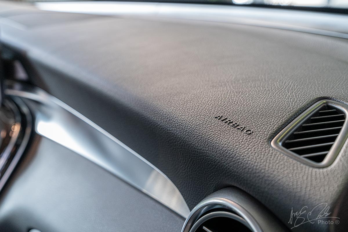 Đánh giá xe Mercedes-Benz GLC 200 2020: Bề mặt táp lô chỉ sử chất liệu nhựa mềm giả da.