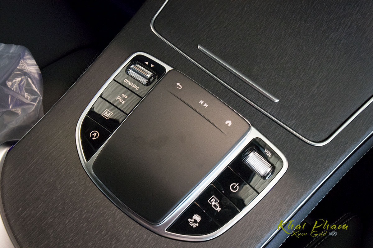 Hình ảnh bệ trung tâm xe Mercedes-Benz GLC 300 4Matic 2020 1