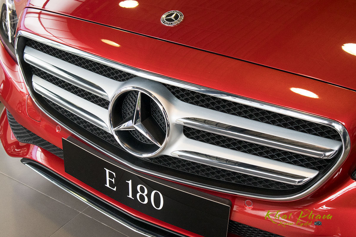 Ảnh chụp lưới tản nhiệt xe Mercedes-Benz E 180 2020