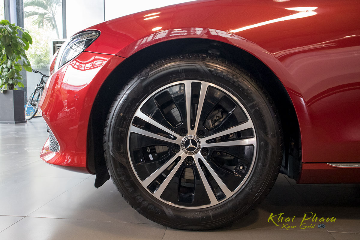 Ảnh chụp la-zăng xe Mercedes-Benz E 180 2020