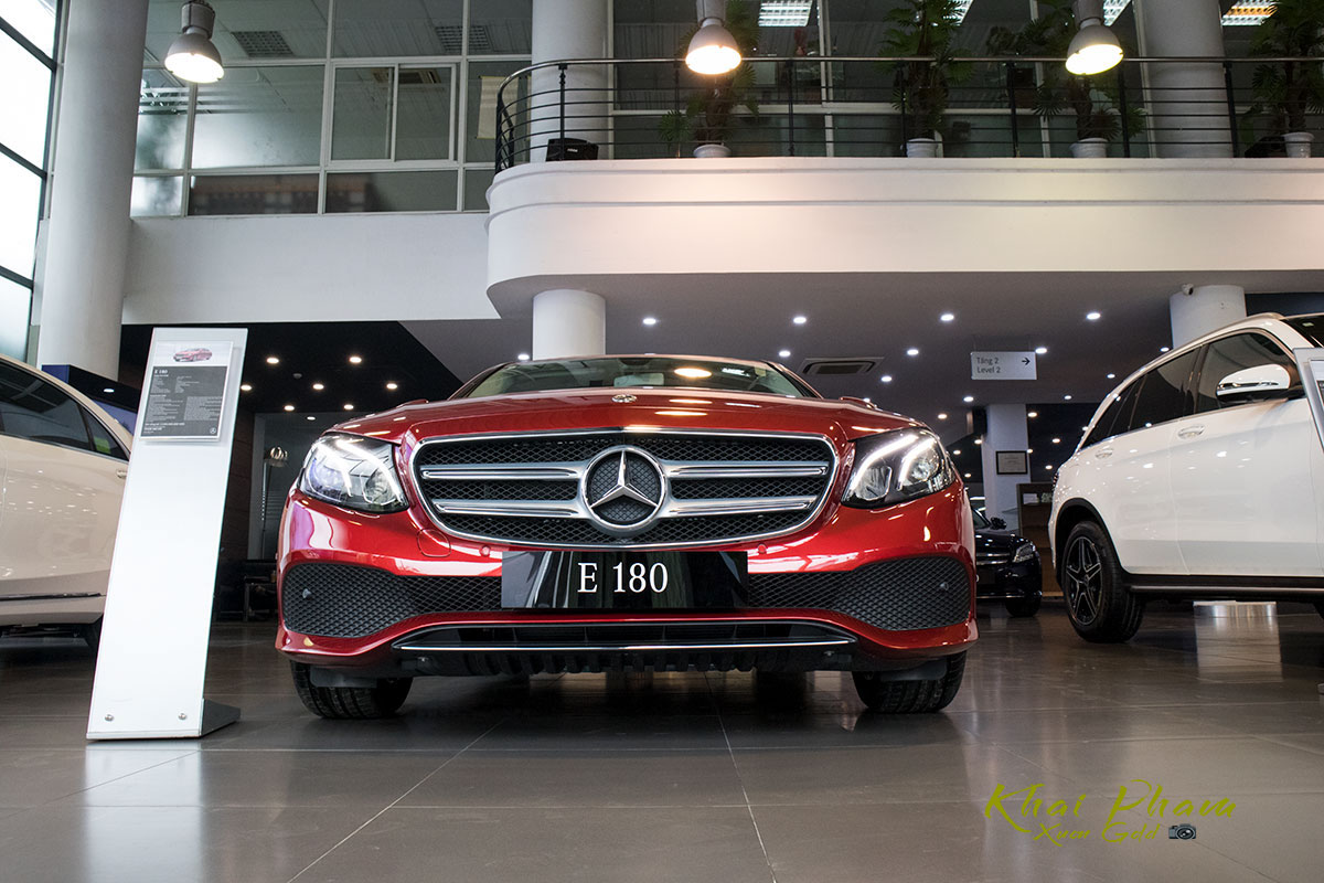 Ảnh chụp chính diện đầu xe Mercedes-Benz E 180 2020