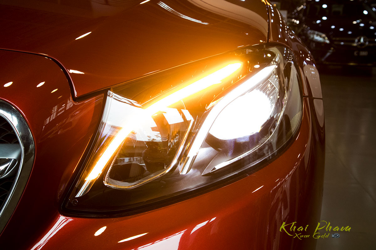 Ảnh chụp đèn pha sáng phải xe Mercedes-Benz E 180 2020