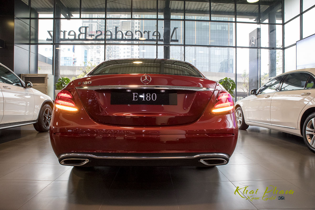Ảnh chụp chính diện đuôi xe Mercedes-Benz E 180 2020