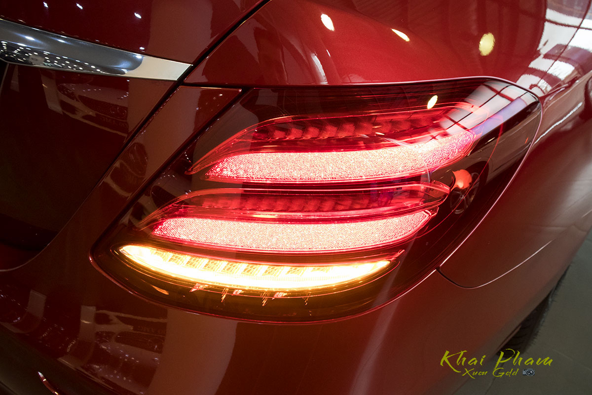 Ảnh chụp đèn hậu sáng xe Mercedes-Benz E 180 2020