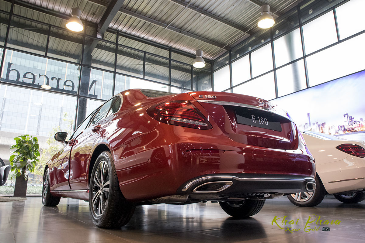 Ảnh chụp đuôi xe Mercedes-Benz E 180 2020