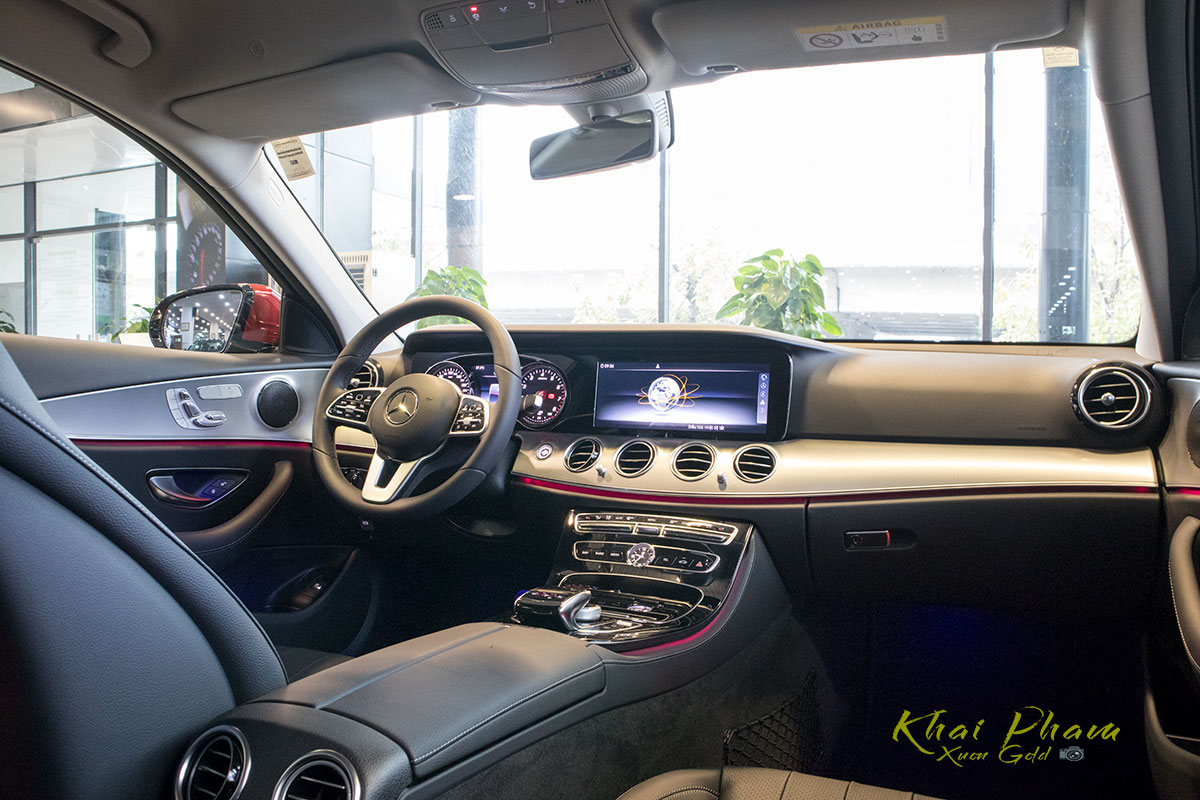 Ảnh chụp táp-lô xe Mercedes-Benz E 180 2020