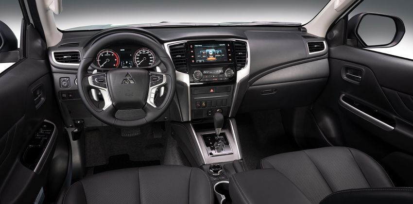 Mitsubishi Triton 2020 trang bị công nghệ đủ dùng.
