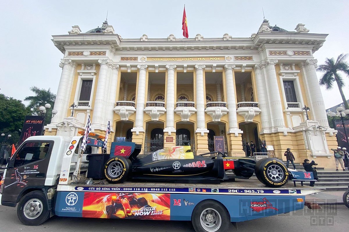 Mô hình xe đua F1 trong chuỗi sự kiện quảng bá chặng đua F1 diễu hành tại Hà Nội 1